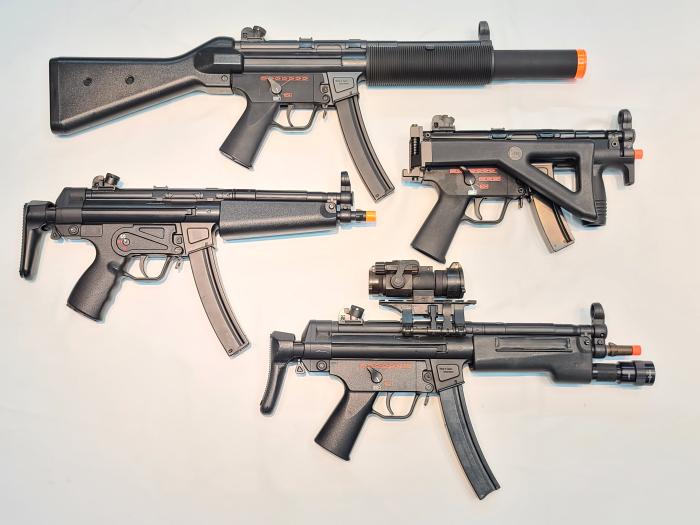 필자가 소장 중인 MP5 계열 모형 총기들. 소음기를 기본 장착한 MP5SD2(맨 위), MP5A3(두 번째 줄 왼쪽), 단축형 모델 MP5K-PDW(두 번째 줄 오른쪽), 대테러 액세서리를 장착한 MP5A3(맨 아래).