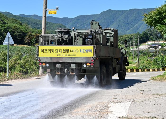 16전비 화생방지원대 K10 제독차가 ASF 방역을 위한 소독제를 살포하고 있다.  부대 제공