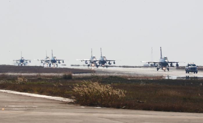 2022 피치 블랙 훈련에 참가한 공군 KF-16 전투기들이 호주 다윈 기지에 착륙해 주기장으로 이동하고 있다.  이경원 기자