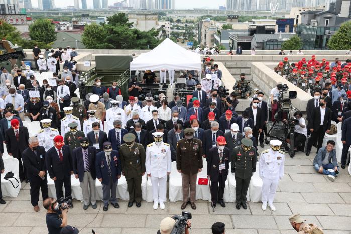 15일 인천시 연수구 인천상륙작전기념관에서 열린 제72주년 인천상륙작전 전승 기념식 참석자들이 호국영령 및 순국선열에 대한 묵념을 하고 있다.