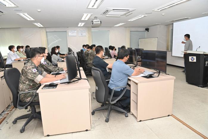 공군군수사령부 군수업무 담당자들이 지난 16일 ‘빅데이터 분석 교육’을 수강하고 있다.  부대 제공