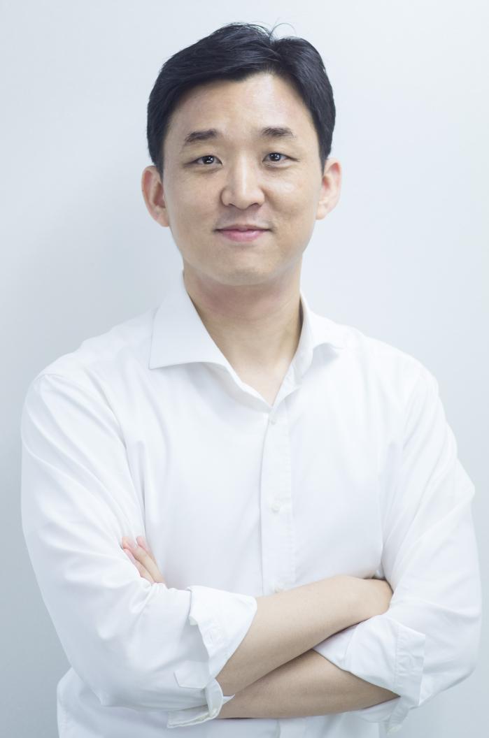 필자 임성준은 카카오·야후코리아·네이버에서 경력을 쌓은 뒤 주거공간 임대차 플랫폼 ‘스테이즈’를 창업했다. 저서로 『스타트업 아이템 발굴부터 투자유치까지』가 있다.