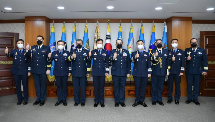19일 한국-페루 공군 대 공군회의에서 정상화(왼쪽 다섯째) 공군참모총장과 카를로스 엔리케 차베스 카테리아노(왼쪽 여섯째) 페루 공군참모장 등 양국 공군대표단이 기념사진을 찍고 있다. 공군 제공