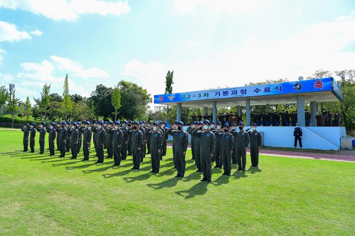 공군3훈련비행단이 20일 개최한 ‘22-3차 기본과정 수료식’에서 학생 조종사들이 경례하고 있다.  부대 제공