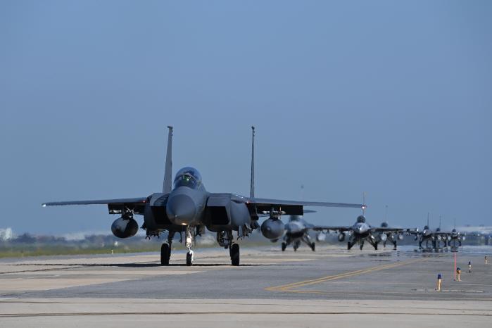 21일 공군11전투비행단 F-15K 전투기와 미 8전투비행단 F-16 전투기들이 ‘22-8차 쌍매훈련’ 출격을 위해 군산기지 활주로를 이동하고 있다.  부대 제공