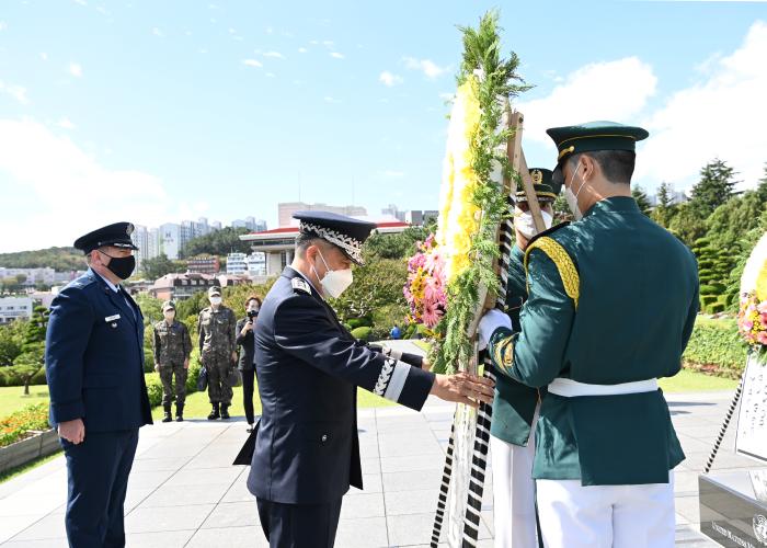 유재문(가운데) 공군기동정찰사령관과 마틴(맨 왼쪽) 주한미특수전부사령관이 21일 부산 유엔기념공원을 참배하고 있다.  부대 제공