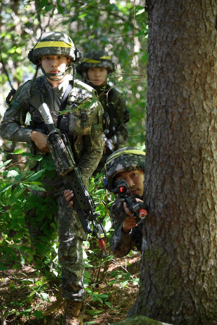 육군 과학화 전투경연대회에 참가한 육군21보병사단 장병들이 산악지역 전투에서 상대 진영을 향해 이동하고 있다.