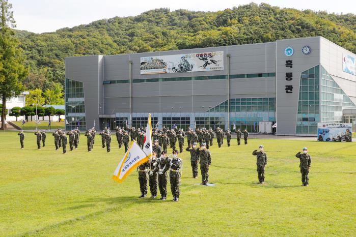 22일 국제평화지원단에서 열린 동명부대 26진 환영식에서 장병들이 경례하고 있다. 부대 제공