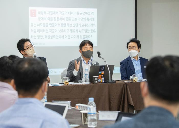 국방부가 주관한 각 군 본부 주요 직위자 AI·SW 교육에서 강연자와 참석자들이 심층 토론을 하고 있다. 
 국방부 제공