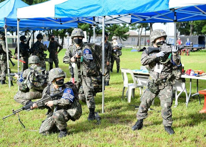 공군18전투비행단 장병들이 전투지휘검열 중 하나로 진행된 병력동원 인도·인접 사무소 설치 훈련에서 경계태세를 취하고 있다. 사진 제공=박의찬 하사