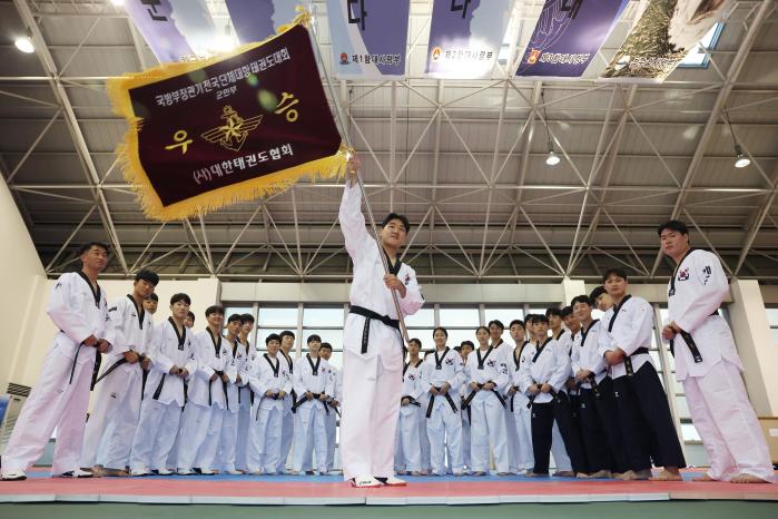 국내 ‘3대 메이저’ 대회로 손꼽히는 국방부장관기 전국단체대항태권도대회에서 3년 연속 군인 부문 종합우승을 달성해 우승기를 영구 보관하게 된 해군 태권도선수단.