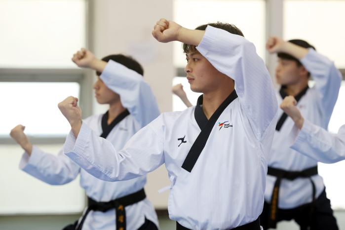 해군 태권도선수단이 부산작전기지에서 훈련에 열중하고 있다.