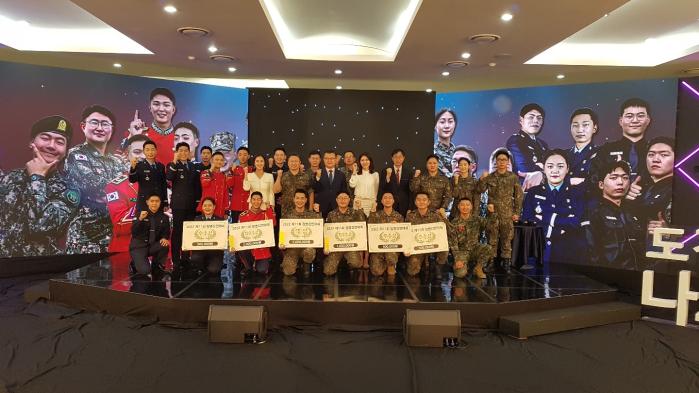제11회 장병 경연대회 ‘도전! 나도 명강사’에서 우수한 성적을 거둔 장병들이 기념 사진을 찍고 있다.  국방TV 제공