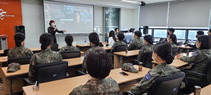 공군교육사 주관으로 숙명여대에서 진행된 집중 정신전력 교육에 참가한 숙명여대·서울과기대 학군단 후보생들이 국가관 교육을 받고 있다.  부대 제공