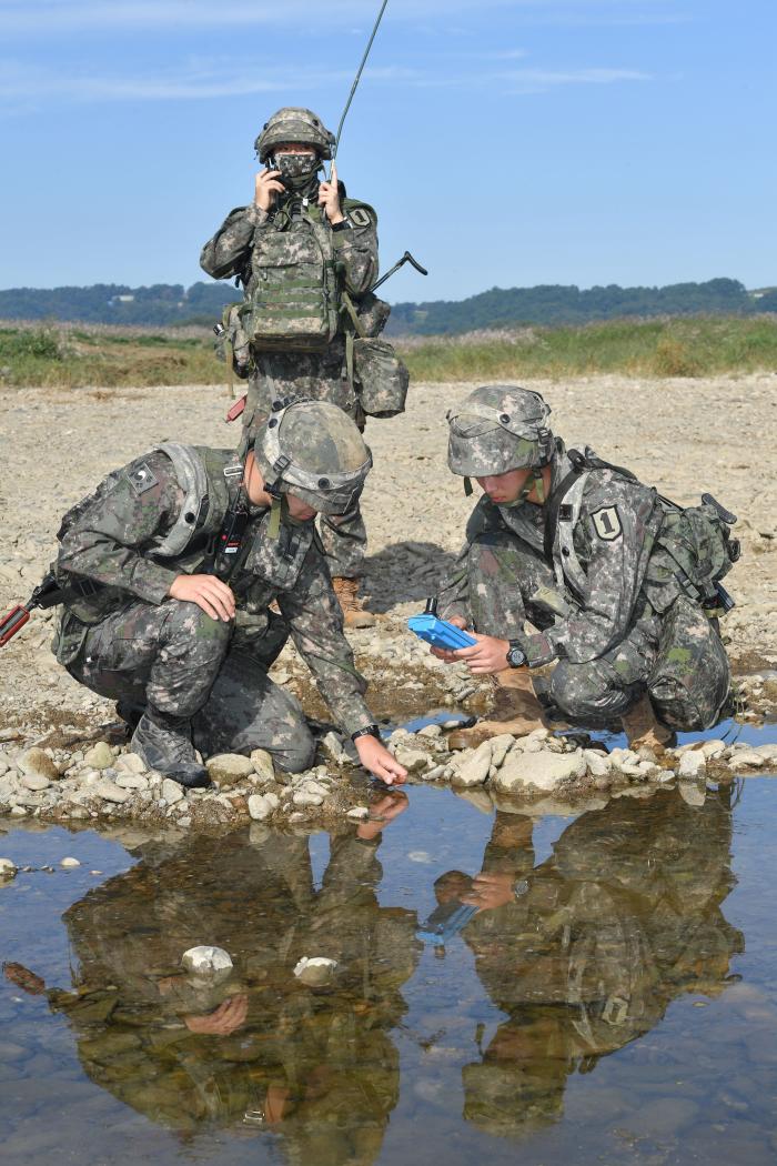육군1사단 정찰소대원들이 임진강 물의 탁도와 오염도를 검사하고 있다.