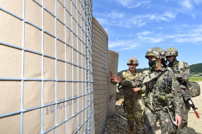 한미 장병들이 2m 높이로 쌓아 올린 헤스코 방호벽을 점검하고 있다.