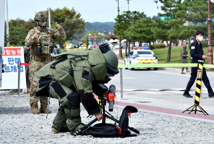 공군19전투비행단 폭발물처리사가 26일 민·관·군·경 합동 대테러 훈련에서 폭발물 의심물체 내부 구조를 파악하고 있다.  사진 제공=지준오 중사