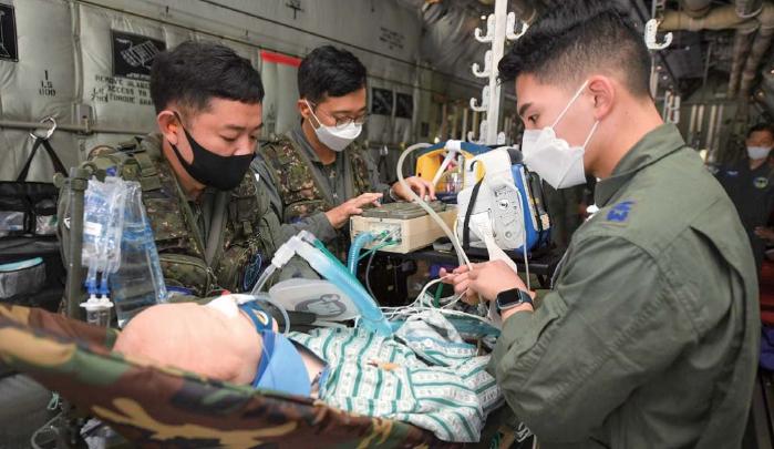 27일 열린 공군 항공의무후송훈련에서 장병들이 C-130 수송기에서 가상의 환자인 더미를 응급처치하고 있다. 공군 제공