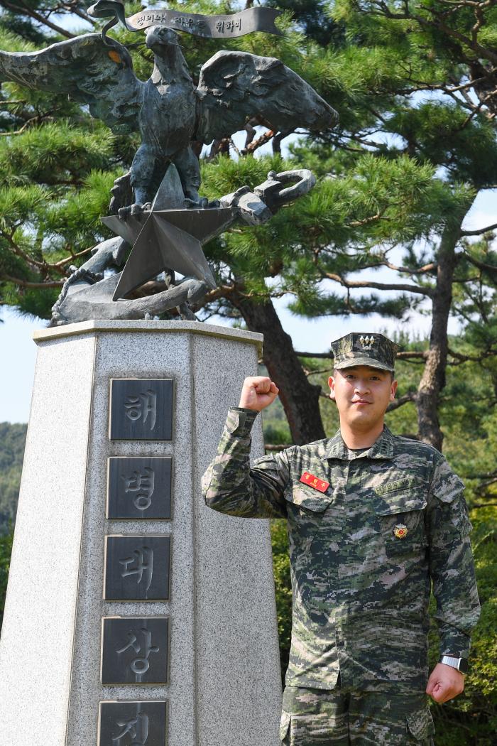 덕산장학재단에 기부금을 전달한 정현우 대위.