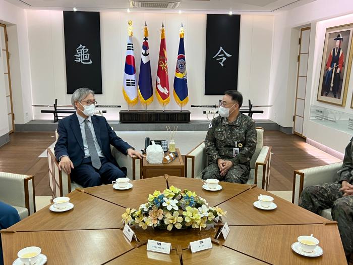 박찬운 군인권보호관이 27일 계룡대를 방문해 이종호 해군참모총장과 군 인권보호·증진 방안을 논의하고 있다.  국가인권위 제공