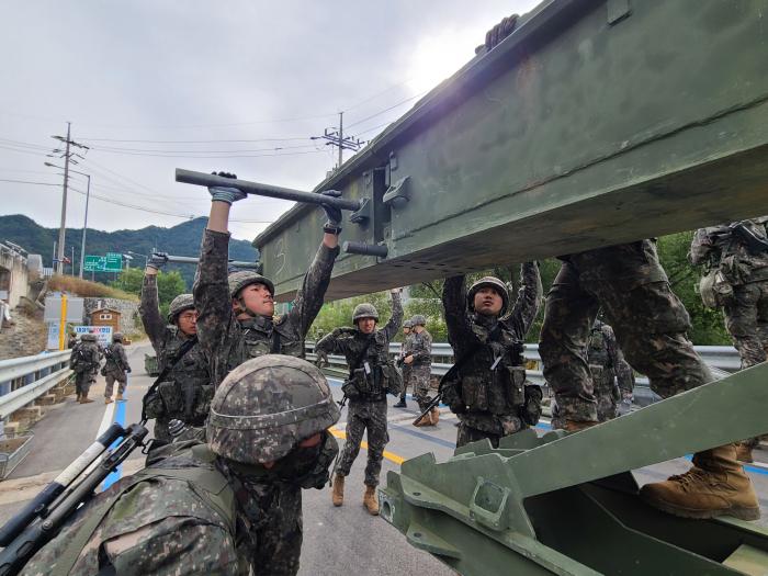 육군3공병여단 장병들이 28일 강원도 인제군 한계교에서 간편조립교 구축훈련을 하고 있다. 부대 제공