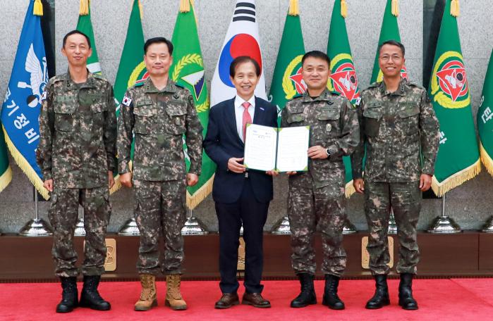 28일 육군군수사령부에서 열린 전력지원체계 분야 업무협약식에서 엄용진(오른쪽 둘째) 군수사령관과 이광형(가운데) KAIST 총장이 기념 사진을 찍고 있다.  육군 제공