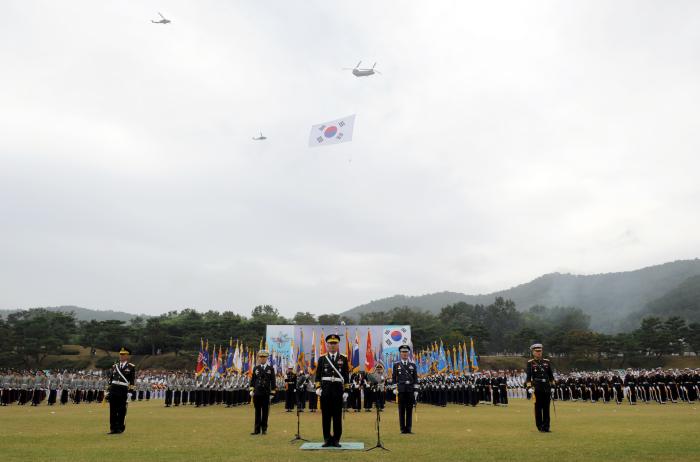 2016년 계룡대 대연병장에서 열린 건군 68주년 국군의 날 기념식. 이후 5년간 국군의 날 행사는 해군2함대에서 해군, 서울 전쟁기념관에서 육군, 대구 공군기지에서 공군, 경기 이천 육군특수전사령부에서 특수부대, 포항시 영일만 마라도함에서 해병대를 중심으로 행사를 치렀다. 각 군의 특징을 잘 보여줄 수 있는 장소를 거쳐 올해는 다시 ‘국방 수도’ 계룡대에서 행사를 거행한다. 양동욱 기자