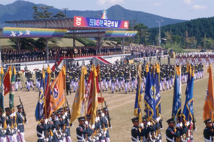 육·해·공군본부가 계룡대에 모두 모인 1993년 제45주년 국군의 날 기념식 모습. 계룡대는 국군의 날 행사 주요 개최지로 자리 잡았다. 국방일보 DB