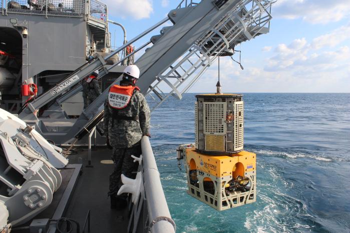 바다로 투입되는 수중 무인탐사기(ROV). 수중 물체 위치를 탐색하고, 상태를 확인하는 데 사용하는 이 장비는 해군이 현재 활용 중인 무인 전력의 하나다. 
 해군 제공