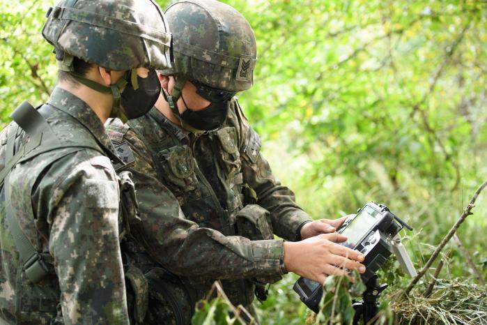 장병들이 지상통제장비로 드론의 움직임을 통제하고 있다.