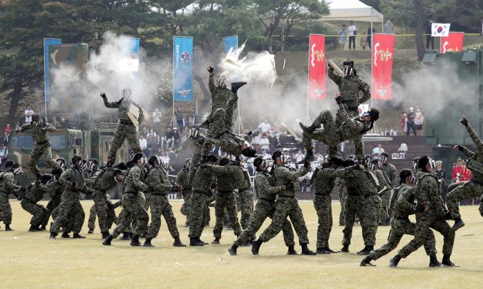 육군특수전사령부 특전요원들이 1일 계룡대 대연병장에서 열린 제74주년 국군의 날 기념행사에서 합동 특공무술 시범을 선보이고 있다. 이경원 기자
