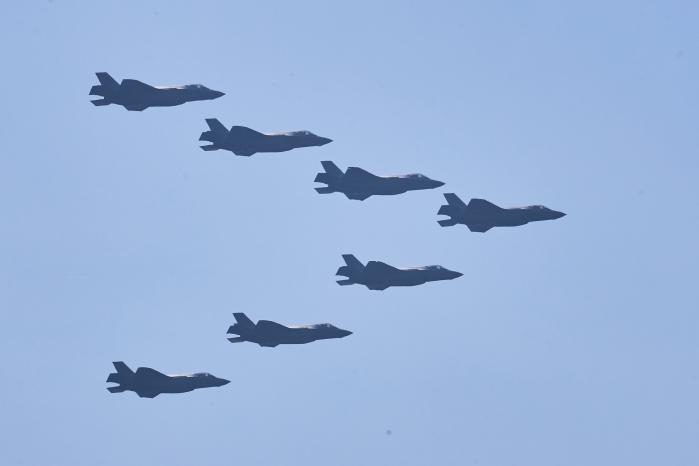 대한민국 공군 F-35A 전투기가 제74주년 국군의 날 기념행사가 열린 계룡대 대연병장 상공을 날고 있다. 조종원 기자
