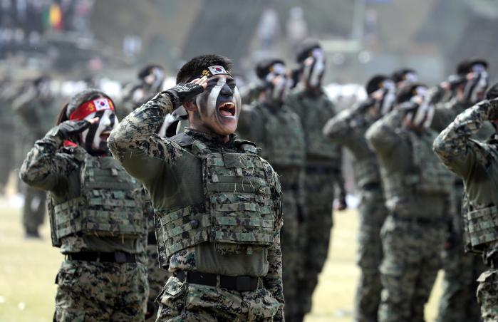 육군특수전사령부 특전요원들이 합동 특공무술 시범을 마치고 윤석열 대통령에게 경례하고 있다. 이경원 기자
