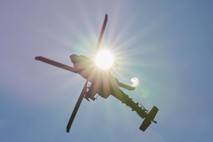 육군항공사령부 소속 AH-64E 아파치 가디언 공격헬기가 전술기동을 하고 있다. 조종원 기자
