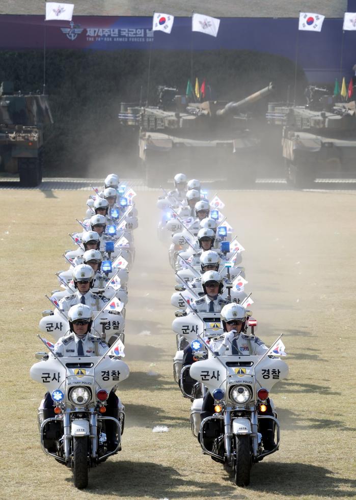 육군수도방위사령부 군사경찰단 장병들이 모터사이클 퍼레이드를 선보이고 있다. 이경원 기자
