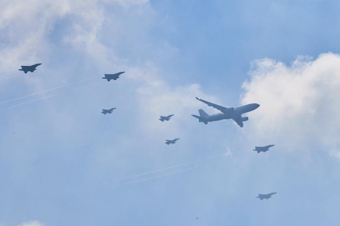 KC-330 다목적 공중급유기, F-15K, F-16 전투기들이 제74주년 국군의 날 기념행사가 열린 계룡대 대연병장 상공을 지나고 있다. 조종원 기자
