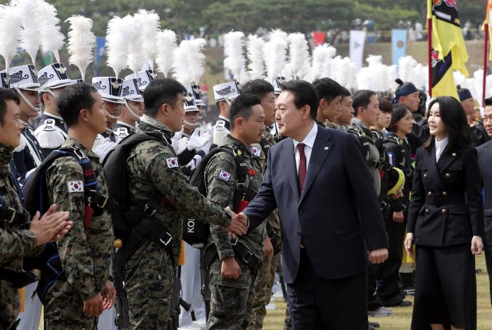 윤석열 대통령이 제74주년 국군의 날 기념행사에 참가한 장병들을 격려하고 있다. 이경원 기자
