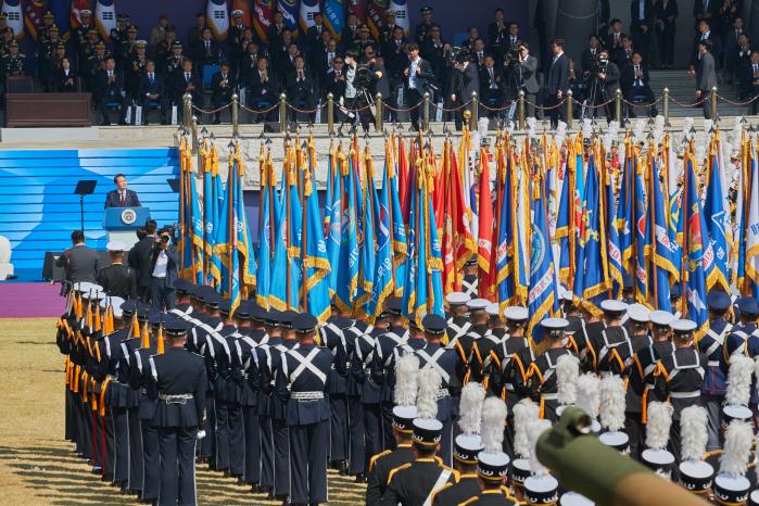 계룡대 대연병장에서 열린 제74주년 국군의 날 기념행사에서 기수단이 정렬해 있다. 조종원 기자
