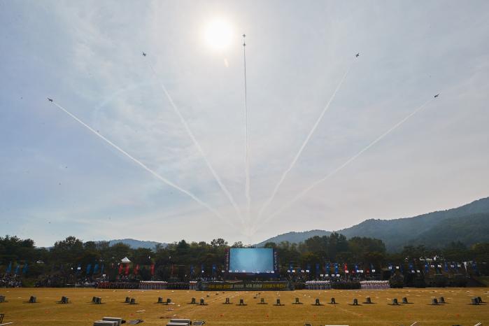 1일 계룡대 대연병장에서 열린 제74주년 국군의 날 기념행사에서 대한민국 공군 특수비행팀 블랙이글스가 축하비행을 하고 있다. 조종원 기자

