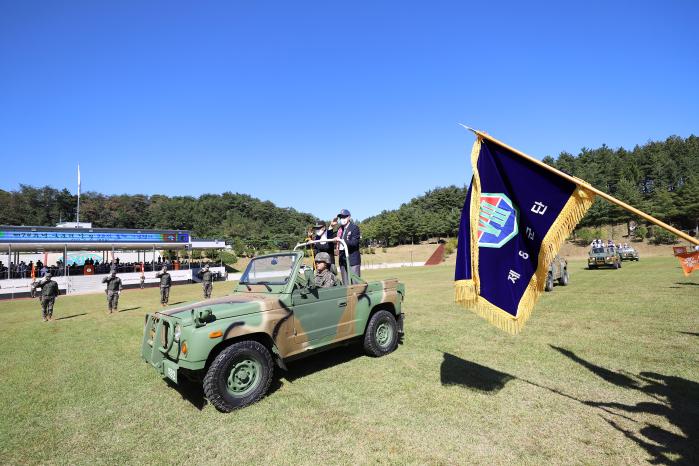 지난달 30일 육군8군단에서 열린 38선 돌파 기념식에 참석한 참전용사들이 열병차량에 탑승해 장병들을 사열하고 있다. 부대 제공