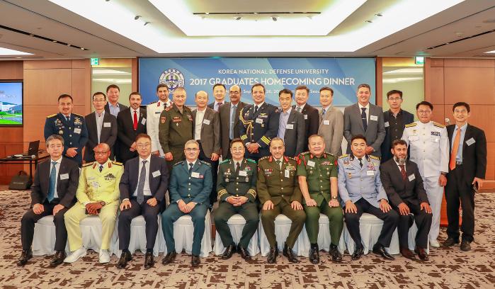 정해일(앞줄 가운데) 국방대학교 총장이 외국군 홈커밍 행사에 초청받아 방한한 2017년 안보과정 졸업생 등과 기념사진을 찍고 있다. 부대 제공