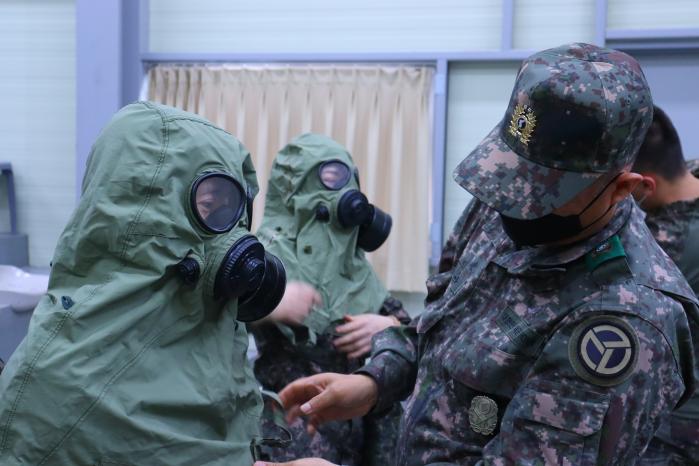 육군37보병사단 충주대대가 진행한 작전계획 훈련에 참가한 여성예비군들이 화생방 보호장비(개인방독면)를 직접 착용해 보며 사용법을 숙달하고 있다.  부대 제공