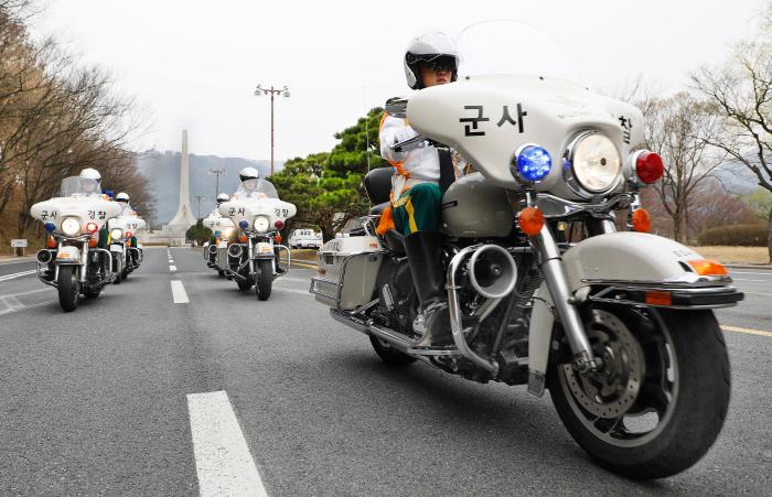 계룡대 근무지원단 군사경찰대대 장병들이 국군의 날 행사 모터사이클(MC) 퍼레이드를 위해 기동 연습을 하고 있다.  부대 제공