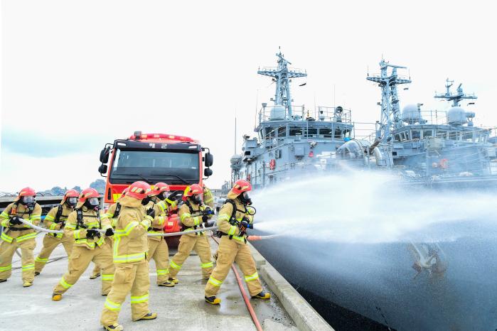 해군작전사령부 화생방지원대 장병들이 4일 부산작전기지에서 함정 화재 상황을 가정한 소방훈련을 하고 있다. 부대 제공 