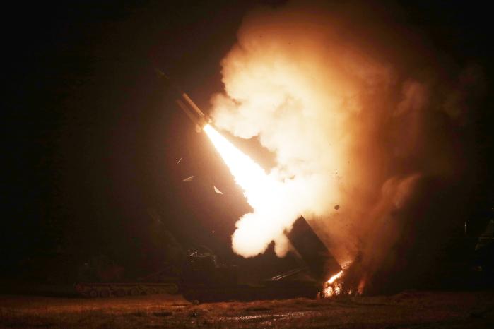 한미 미사일 부대가 북한의 탄도미사일 도발에 대응해 5일 새벽 동해안 일대에서 ATACMS 지대지미사일 실사격을 하고 있다. 이경원 기자