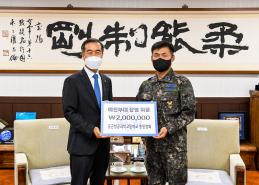 김진홍(왼쪽) 공군항과고 총동창회장이 채운기(준장) 16전투비행단장에게 위문금을 전달하고 있다.  공군 제공