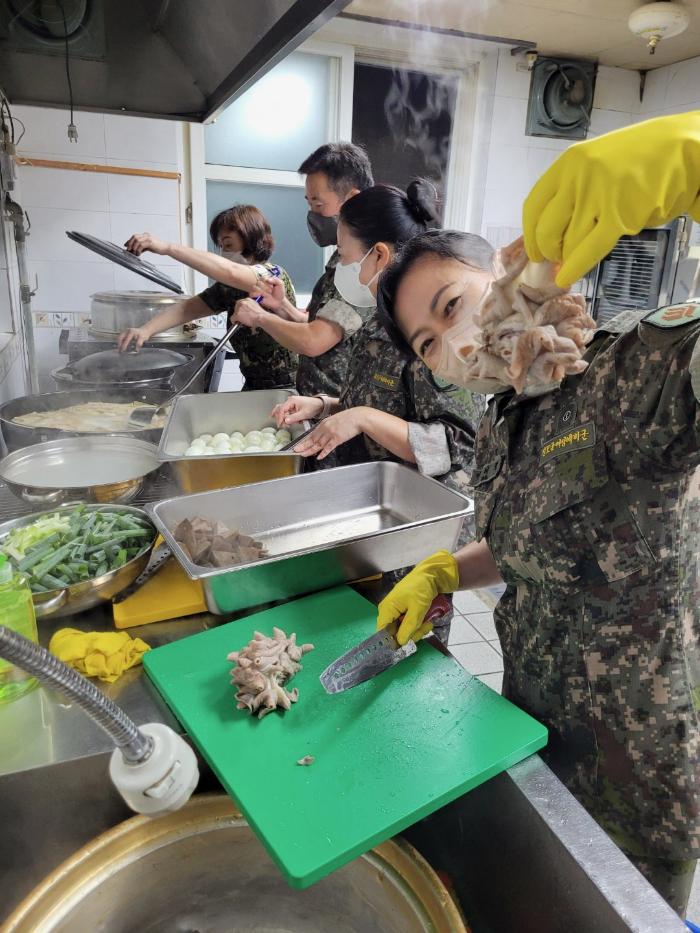 전남 진도군 여성예비군소대원들이 진도대대 레이다기지 장병들을 위해 간식을 조리하고 있다. 부대 제공
