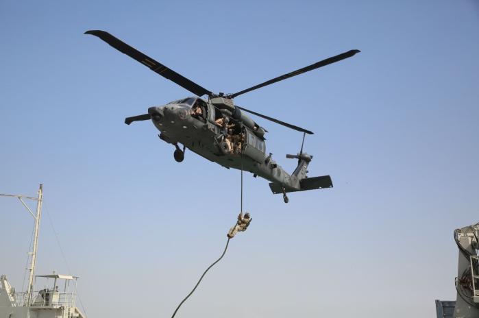 아크부대 20진 해상작전대원들이 1차 단독훈련 중 선박 검문검색·장악작전을 위해 UH-60 헬기에서 급속 헬기 로프 하강을 하고 있다.  부대 제공