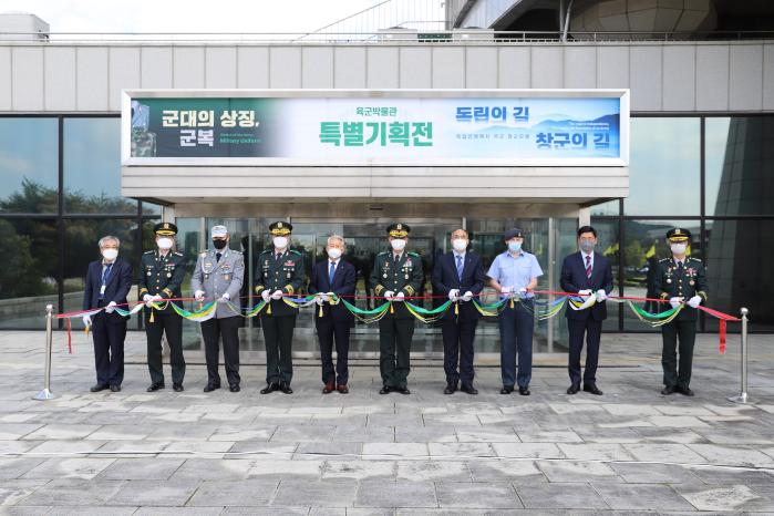 6일 육군사관학교 육군박물관에서 열린 특별기획전 개막식에 참석한 전성대(소장·오른쪽 다섯째) 육사 교장과 이상철(오른쪽 여섯째) 전쟁기념관장 등 군내·외 참석자들이 테이프를 자르며 개막을 축하하고 있다.  부대 제공