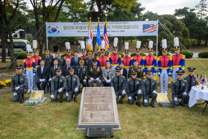 7일 육군사관학교와 주한미군전우회(KDVA) 코리아챕터가 개최한 미 육군사관학교(웨스트포인트) 출신 초급장교 14명을 기리는 추모비 제막식에서 행사 참석자들이 기념촬영을 하고 있다.
